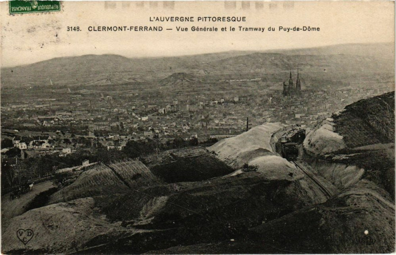 Carte postale ancienne Clermont-Ferrand - Vue générale et le Tramway du Puy-de-Dome à Clermont-Ferrand