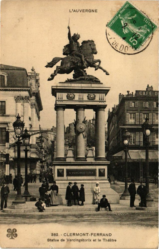 Carte postale ancienne L'Auvergne- Clermont-Ferrand - Satus de Vercingétorix et le Théátre à Clermont-Ferrand
