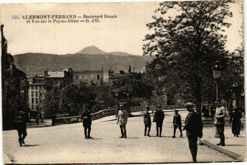 Carte postale ancienne Clermont-Ferrand - Boulevard Desaix et Vue sur le Puy-de-Dome à Clermont-Ferrand