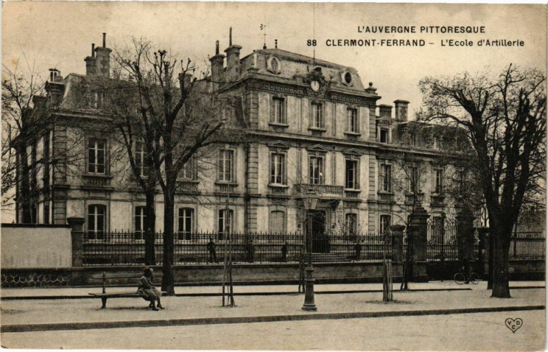 Carte postale ancienne L'Auvergne Pittoresque - Clermont-Ferrand - L'Ecole d'Artillerie à Clermont-Ferrand