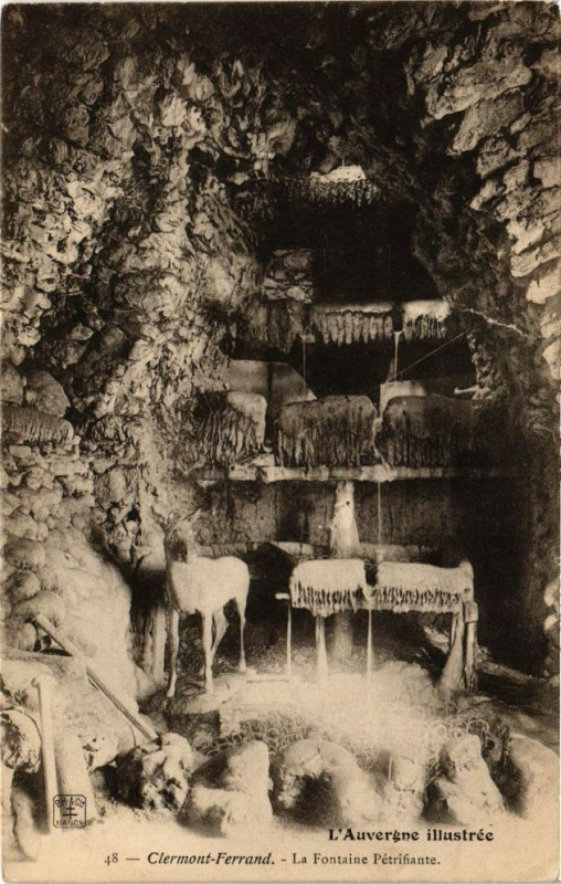 Carte postale ancienne L'Auvergne Illustrée - Clermont-Ferrand - La Fontaine Petrifiante à Clermont-Ferrand