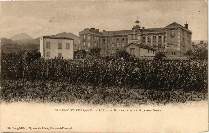 Carte postale ancienne Clermont-Ferrand - L'Ecole Normale & le Puy-de-Dome à Clermont-Ferrand