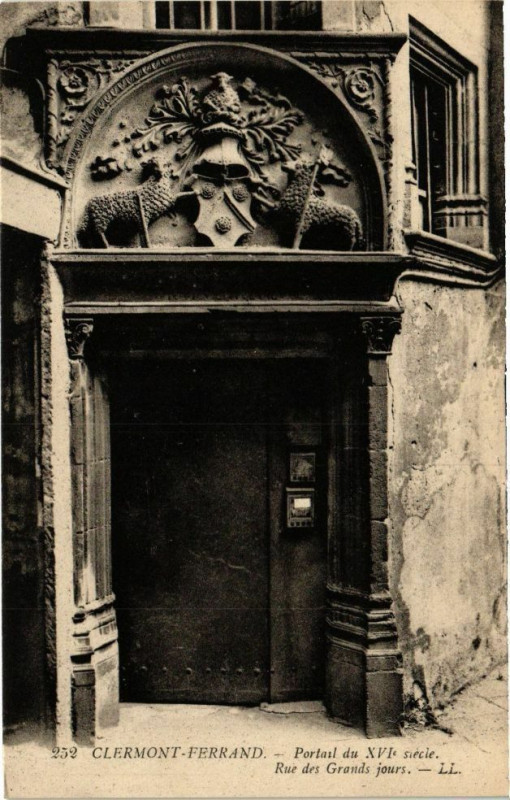 Carte postale ancienne Clermont-Ferrand - Portail du Xvi siecle Rue des Grands jours à Clermont-Ferrand