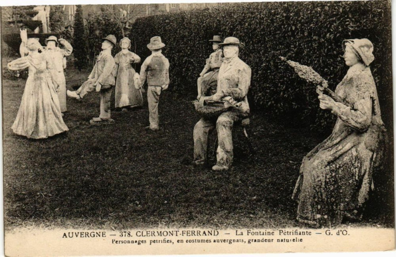 Carte postale ancienne Clermont-Ferrand - La Fontaine Petrifiante - G.d'O.-Personnages à Clermont-Ferrand