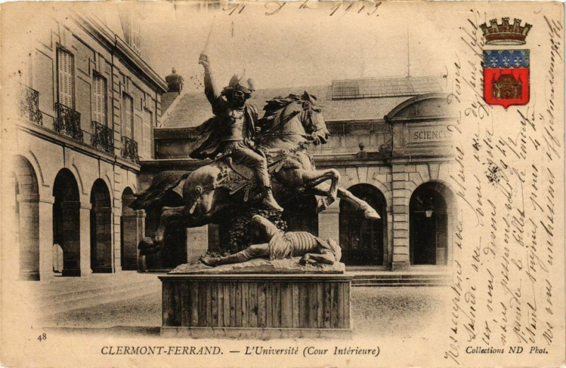 Carte postale ancienne Clermont-Ferrand - L'Universite (Cour Interieure) à Clermont-Ferrand