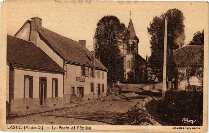 Carte postale ancienne Lastic - La Poste et l'Eglise à Lastic