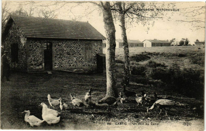 Carte postale ancienne Bourg-Lastic - Un coin du Camp à Bourg-Lastic