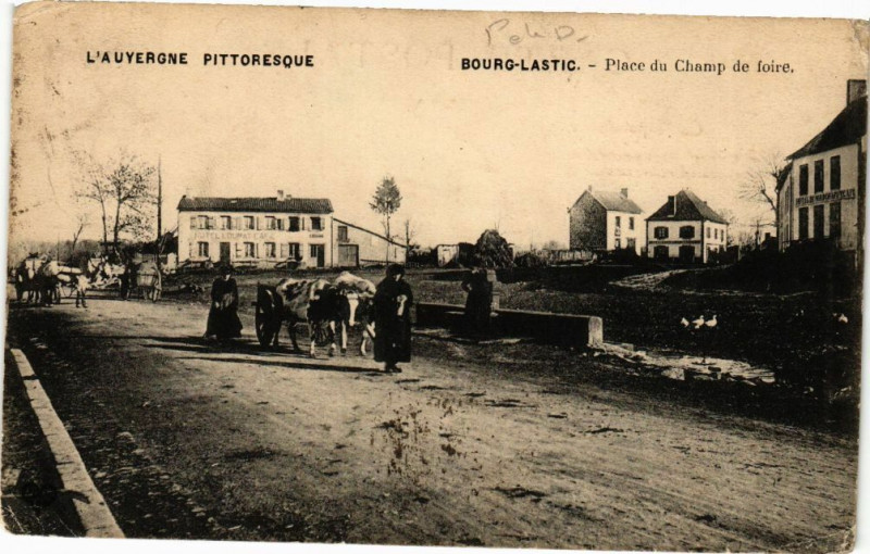 Carte postale ancienne Bourg-Lastic - Place du Camp de foire à Bourg-Lastic