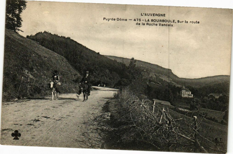 Carte postale ancienne L'Auvergne Puy La Bourboule sur la route de la Roche Vendeix à La Bourboule