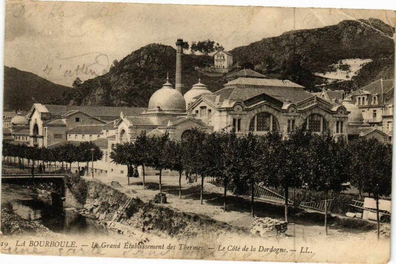 Carte postale ancienne La Bourboule - Le Grand Etabl. des THERMes - Le Cote de la... à La Bourboule