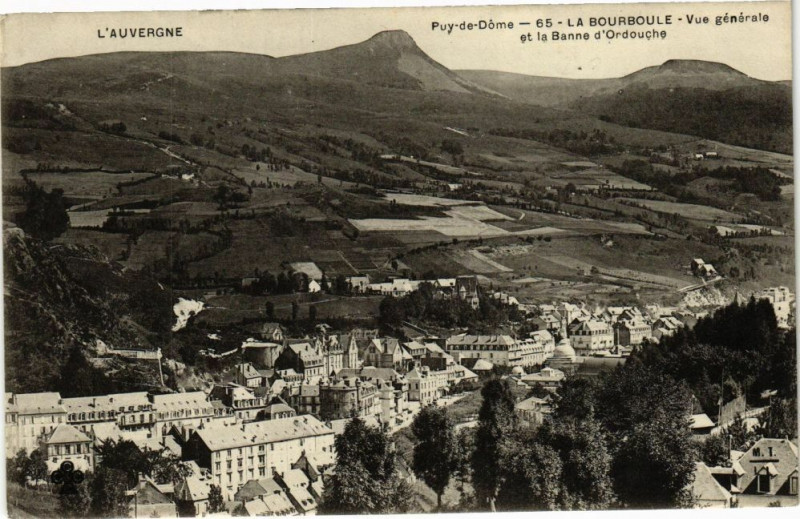 Carte postale ancienne L'Auvergne - La Bourboule - Vue générale et la Banne d'OrdOUCHE à La Bourboule
