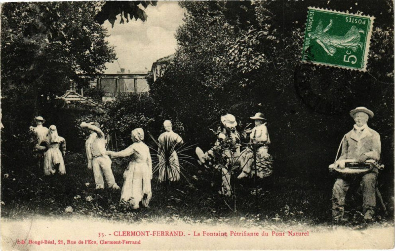 Carte postale ancienne Clermont-Ferrand - La Fontaine du Pont Naturel à Clermont-Ferrand