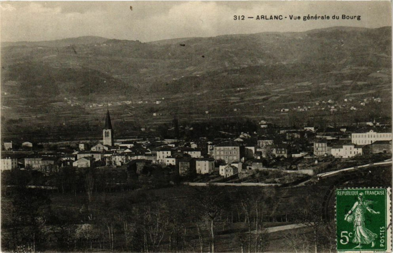Carte postale ancienne Arlanc - Vue générale du Bourg à Arlanc