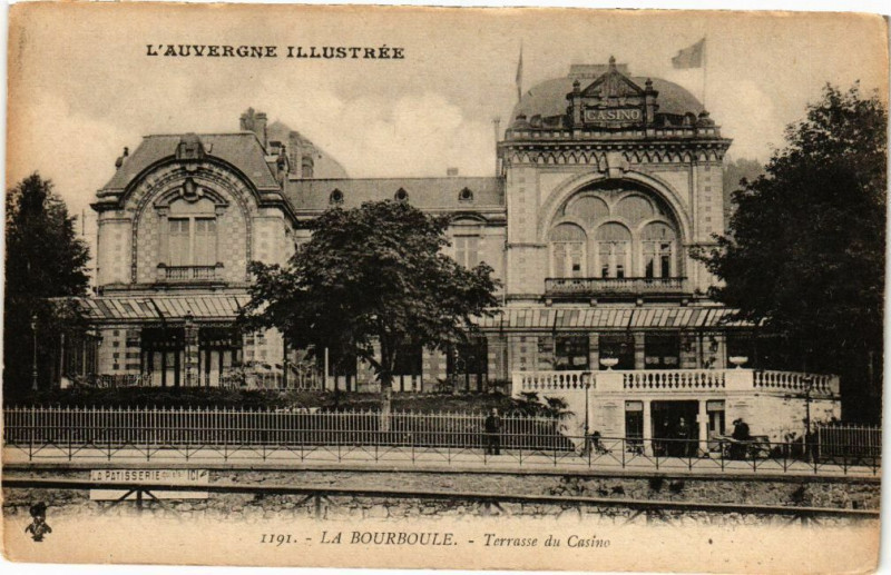 Carte postale ancienne La Bourboule - Terrasse du Casino à La Bourboule