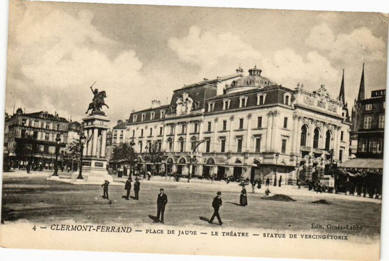 Carte postale ancienne Clermont-Ferrand-Place de Jaude-Le Théátre -Statue de Vercingétorix à Clermont-Ferrand