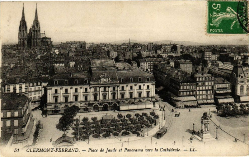 Carte postale ancienne Clermont-Ferrand - Place de Jeude et Panorama vers la Cathedrale à Clermont-Ferrand