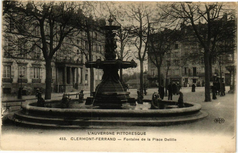 Carte postale ancienne Clermont-Ferrand - Fontaine de la Place Delille à Clermont-Ferrand