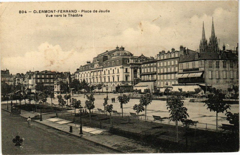 Carte postale ancienne Clermont-Ferrand - Place de Jaude - Vue vers le Theatre à Clermont-Ferrand