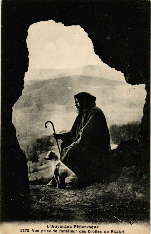 Carte postale ancienne Vue prise de l'interieur des Grottes de Rajah à Ris