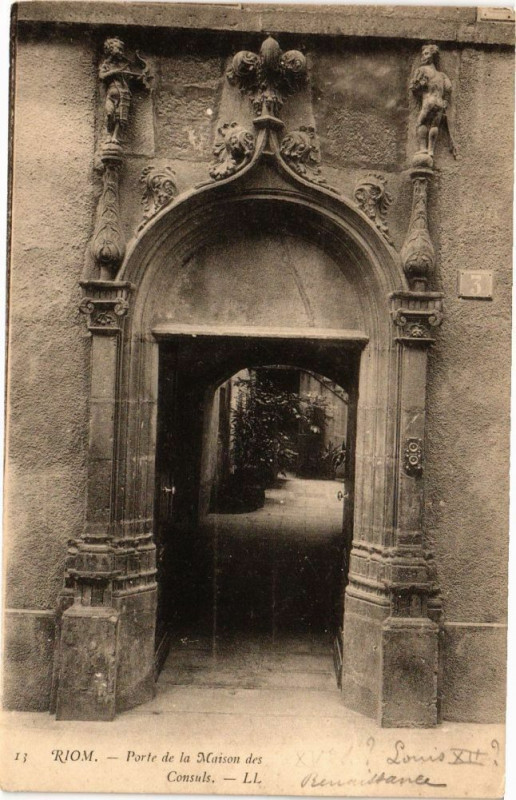 Carte postale ancienne Riom - Porte de la Maison à Riom