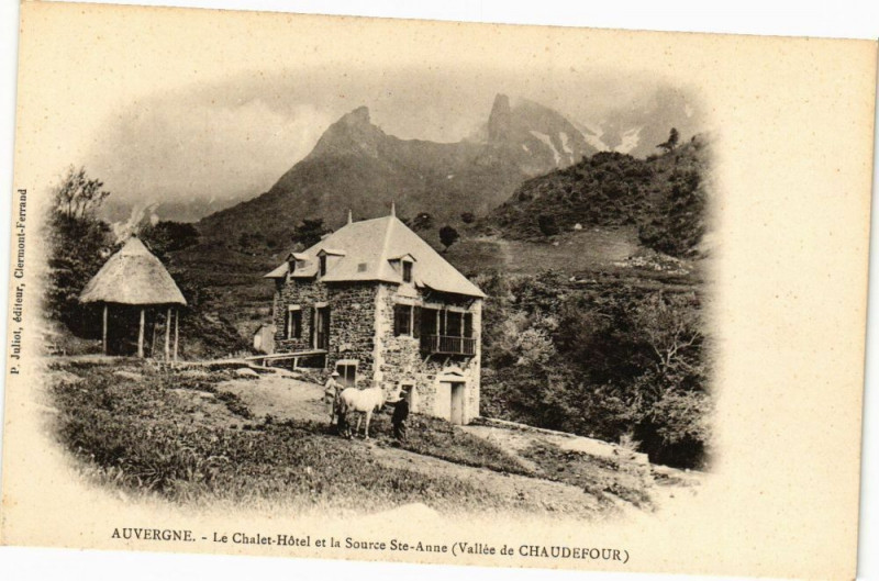 Carte postale ancienne Auvergne - Le Chalet Hotel et la Source Sainte-Anne