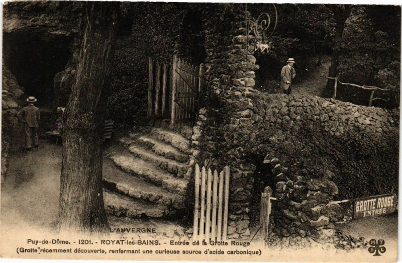 Carte postale ancienne Royat-les-Bains-Entrée de la Grotte Rouge à Royat