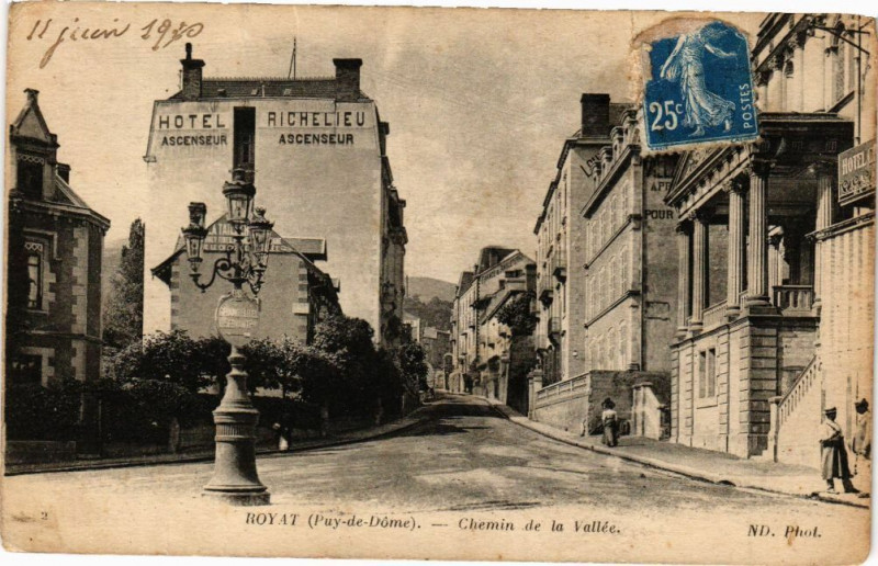 Carte postale ancienne Royat-Chemin de la Vallée à Royat