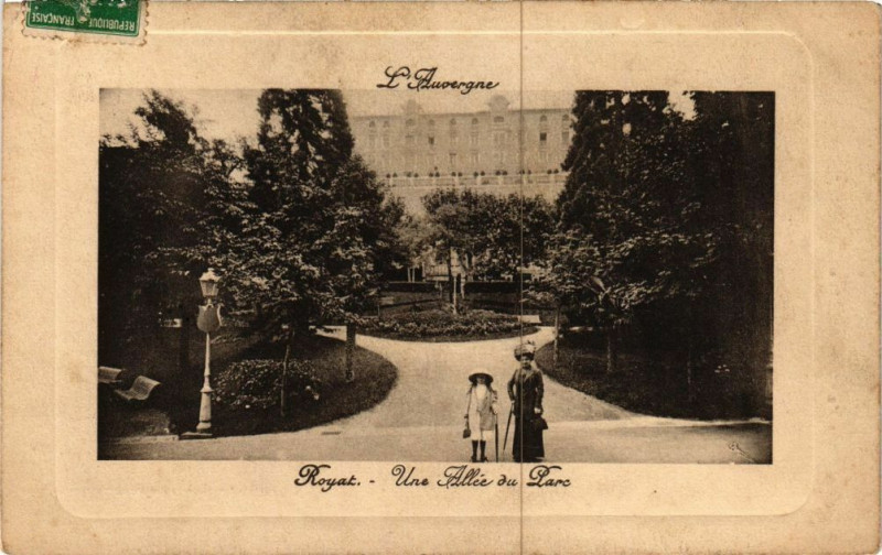 Carte postale ancienne Royat - Une Allée du Parc à Royat
