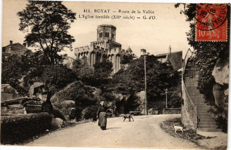 Carte postale ancienne Royat - Route de la Vallée à Royat