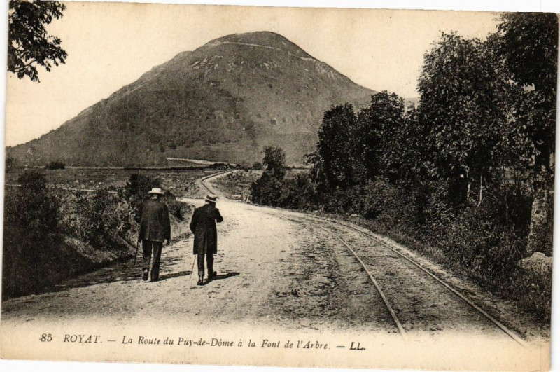 Carte postale ancienne Royat - Le Route du Pay de Dome à Royat