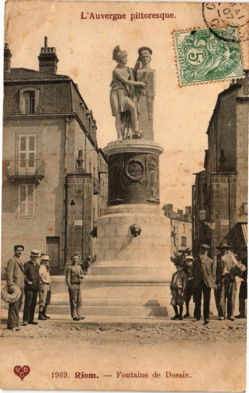 Carte postale ancienne Riom - Fontaine de Desaix à Riom