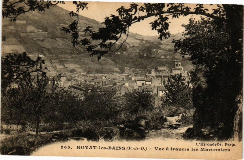 Carte postale ancienne Royat - Vue A Travers les Maronniers à Royat