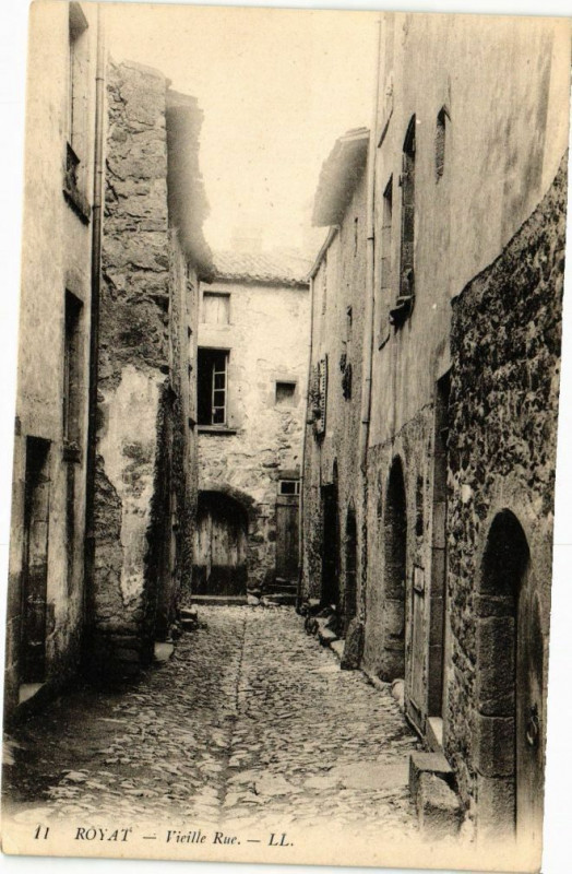 Carte postale ancienne Royat - Vieille Rue à Royat