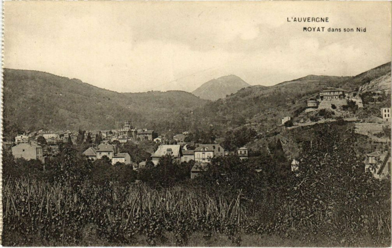 Carte postale ancienne Royat - Royat dans son Nid à Royat