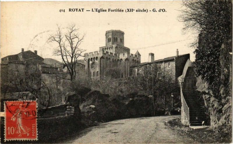 Carte postale ancienne Royat - L'Eglise Fortifiée à Royat