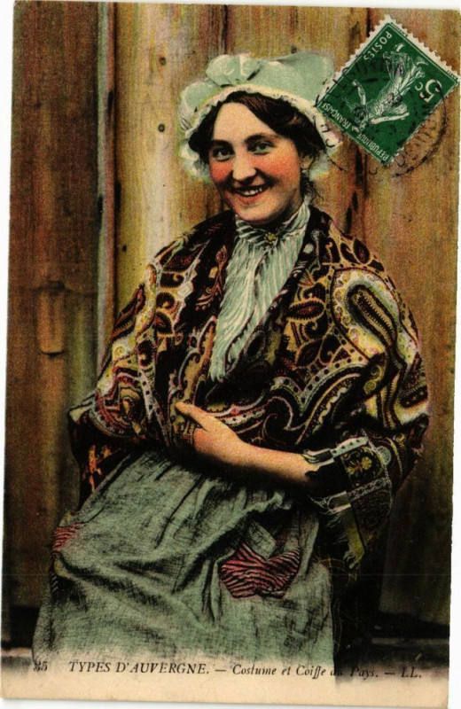 Carte postale ancienne Types d'Auvergne - Costume et Coiffe du Pays