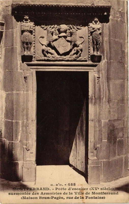Carte postale ancienne Montferrand - Porte d'escalier