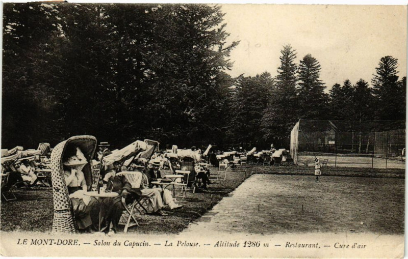 Carte postale ancienne Le Mont-Dore - Salon du Capucin - La Pelouse à Mont-Dore