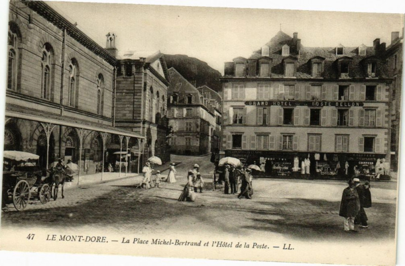 Carte postale ancienne Le Mont-Dore - La Place Michel-Bertrand et l'Hotel de la Poste à Mont-Dore