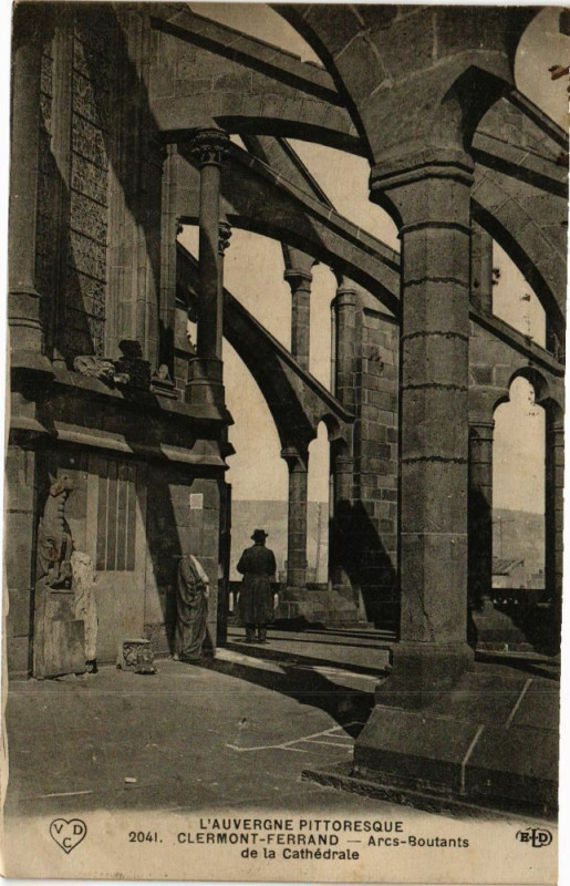 Carte postale ancienne L'Auvergne -Clermont-Ferrand - Arcs-Boutants de la Cathedrale à Clermont-Ferrand