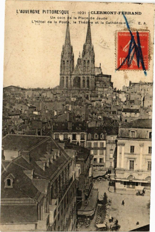 Carte postale ancienne Clermont-Ferrand - Un coin de la Place de Jaude - L'Hotel de la à Clermont-Ferrand