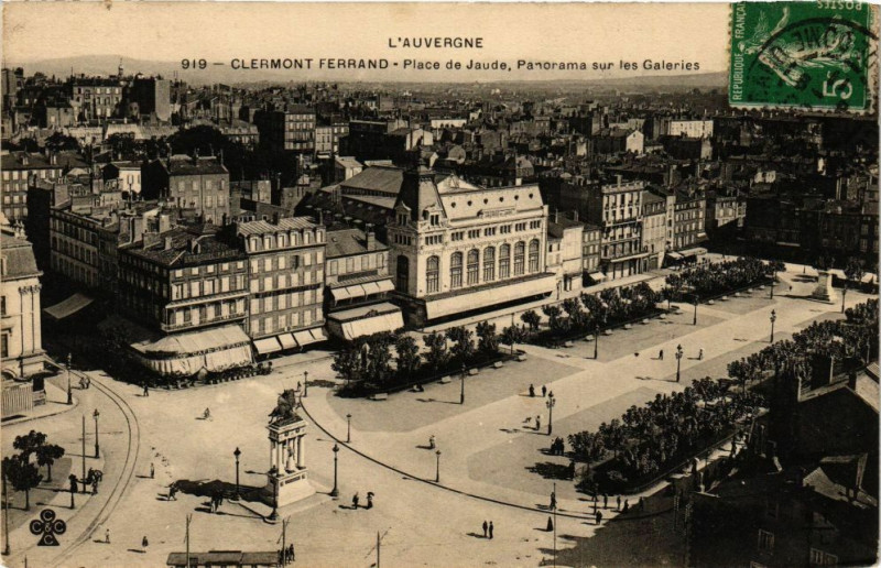 Carte postale ancienne Clermont-Ferrand - Place de Jaude Panorama sur les Galeries à Clermont-Ferrand