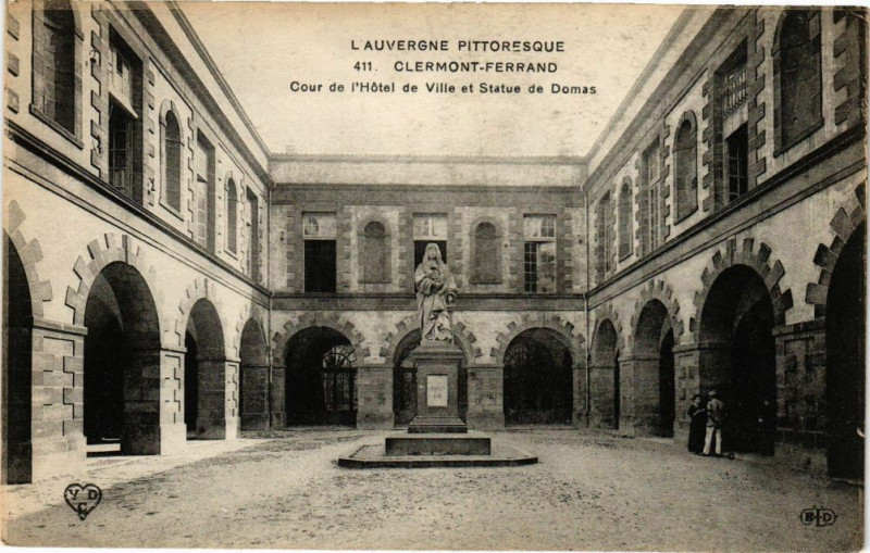 Carte postale ancienne Clermont-Ferrand - Cour de l'Hotel de Ville et Statue de Domas à Clermont-Ferrand