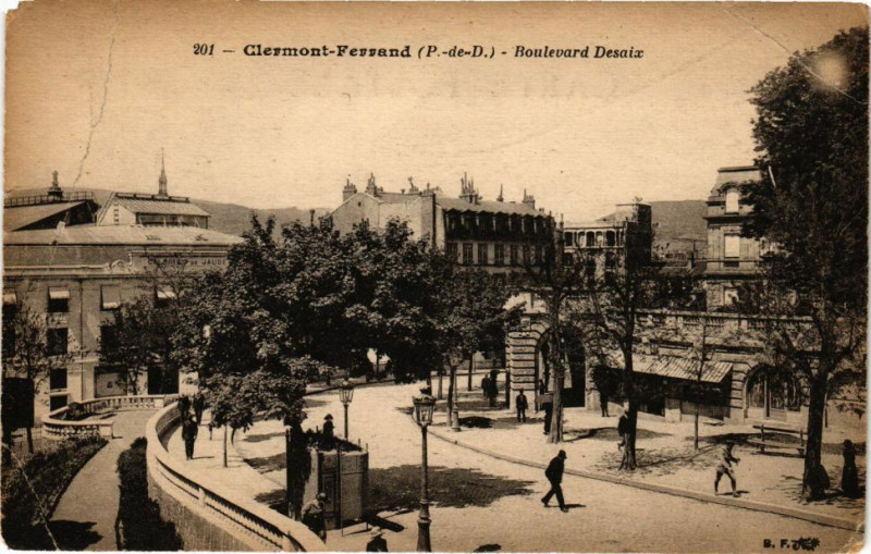 Carte postale ancienne Clermont-Ferrand (P.-de-D.) - Boulevard Desaix à Clermont-Ferrand