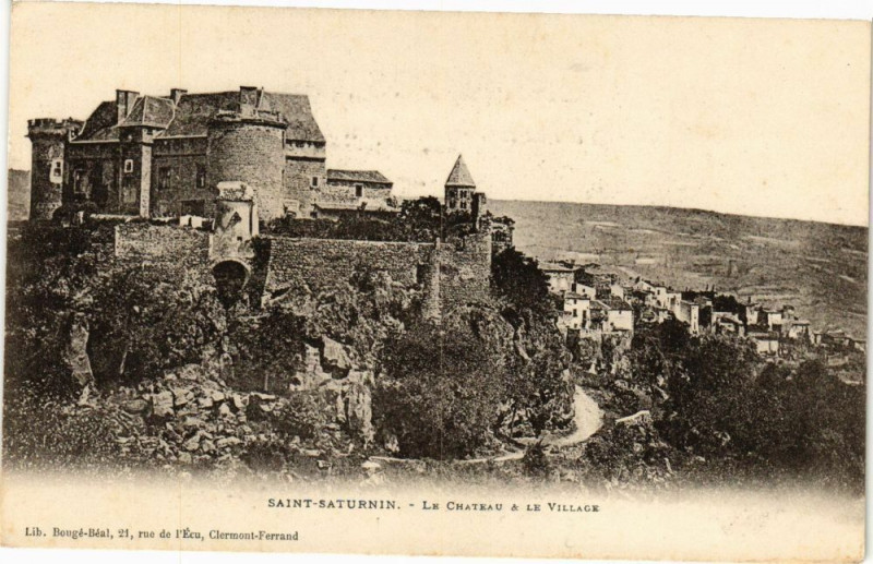 Carte postale ancienne Saint-Saturnin - Le Chateau & Le Village à Saint-Saturnin
