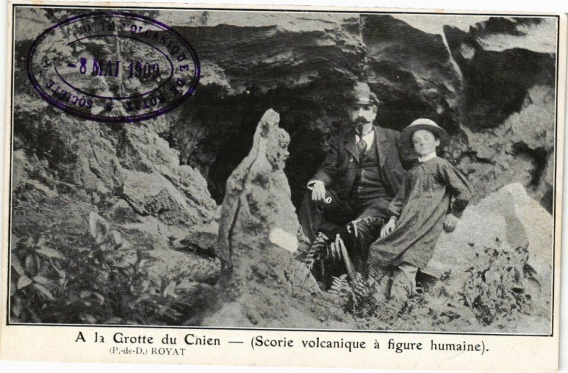 Carte postale ancienne Royat - A la Grotte du Chien - à Royat