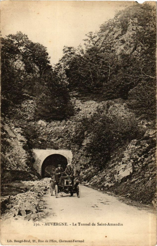 Carte postale ancienne Auvergne - Le Tunnel de Saint-AMANDin