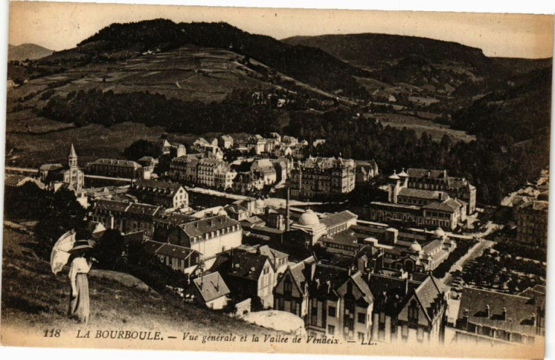 Carte postale ancienne La Bourboule-Vue générale et la Vallée de Vendeix à La Bourboule