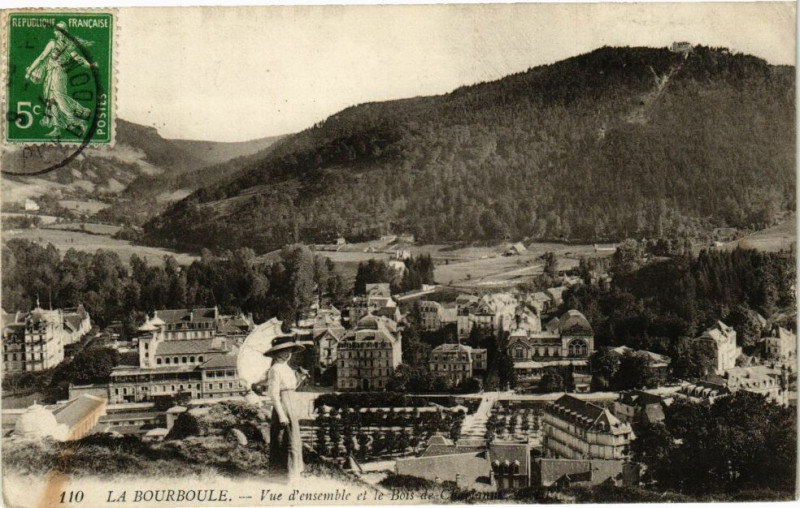 Carte postale ancienne La Bourboule-Vue d'ensemble et le Bois de Charlanne à La Bourboule