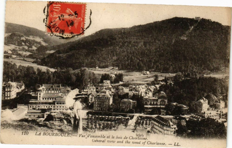 Carte postale ancienne La Bourboule-Vue d'ensemble et le bois de Charlanne à La Bourboule